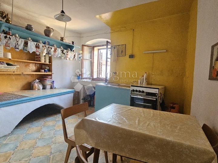 Apartman u centru Cresa, potrebna adaptacija!