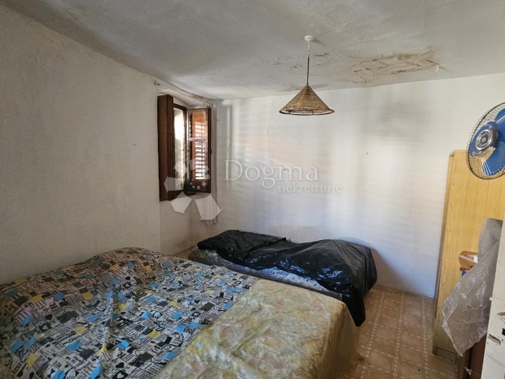 Apartman u centru Cresa, potrebna adaptacija!