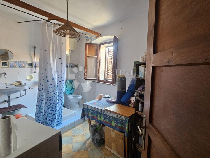 Apartman u centru Cresa, potrebna adaptacija!