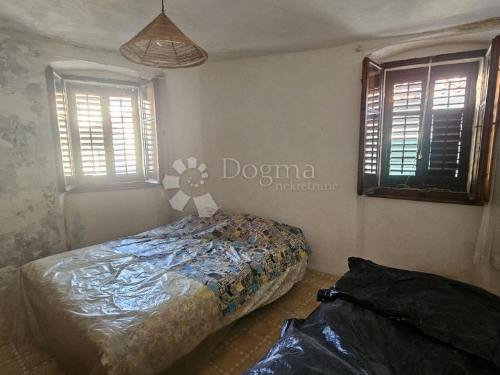 Apartman u centru Cresa, potrebna adaptacija!
