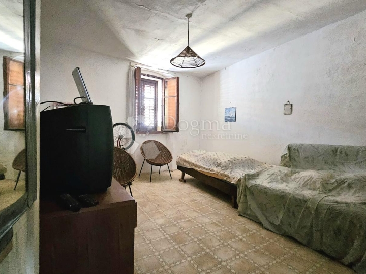 Apartman u centru Cresa, potrebna adaptacija!