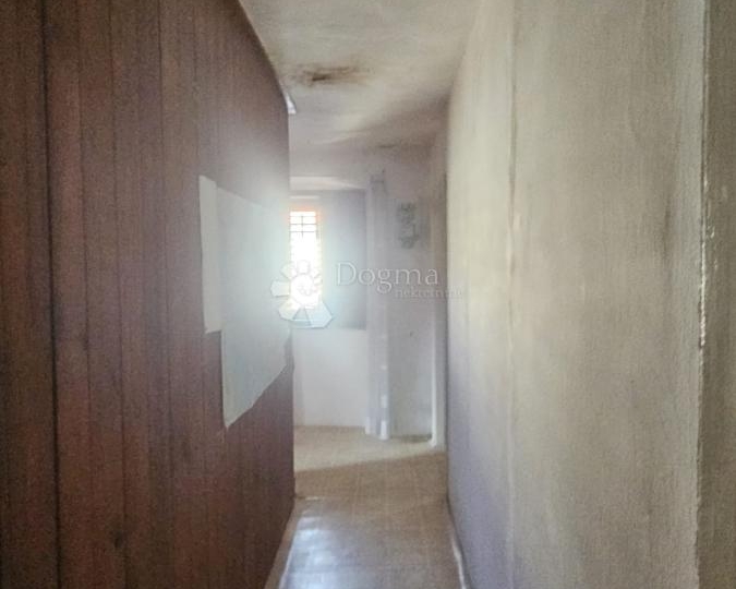 Apartman u centru Cresa, potrebna adaptacija!