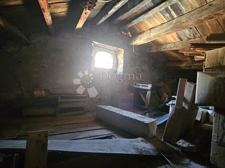 Apartman u centru Cresa, potrebna adaptacija!