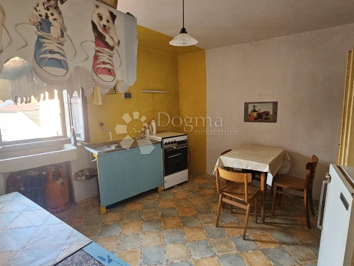 Apartman u centru Cresa, potrebna adaptacija!