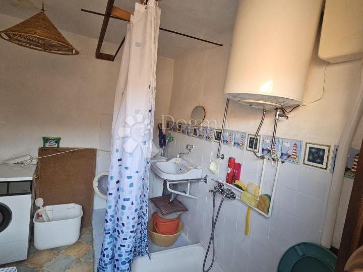 Apartman u centru Cresa, potrebna adaptacija!