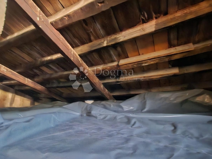 Apartman u centru Cresa, potrebna adaptacija!