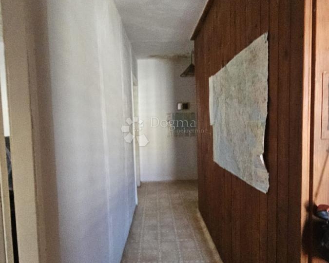 Apartman u centru Cresa, potrebna adaptacija!