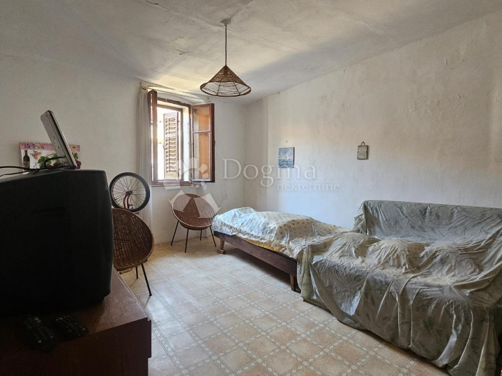 Apartman u centru Cresa, potrebna adaptacija!
