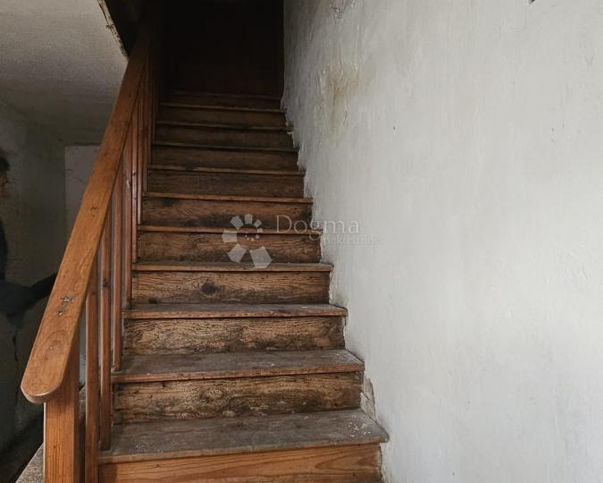 Apartman u centru Cresa, potrebna adaptacija!