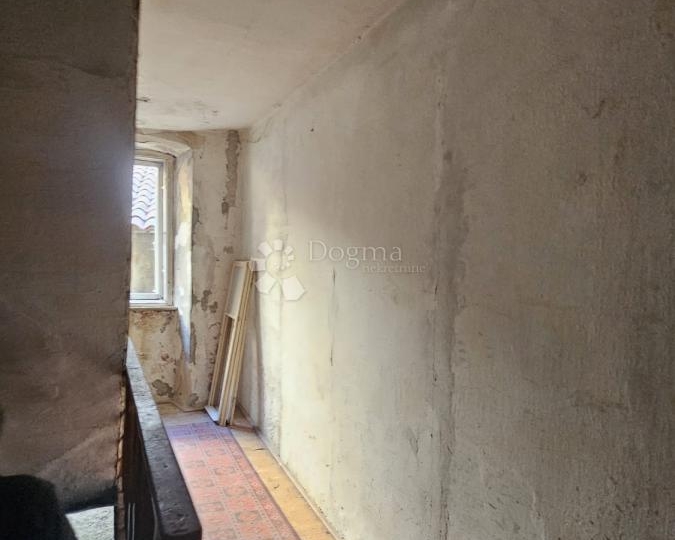 Apartman u centru Cresa, potrebna adaptacija!