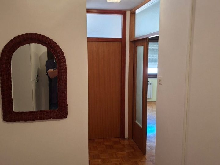 Iznajmljujem 2S stan (44 m2)  (Savica), namješten, klima, lift