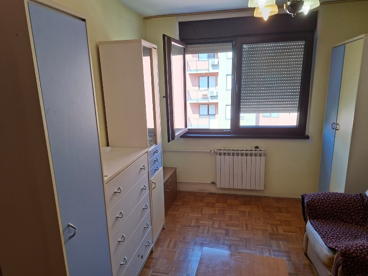 Iznajmljujem 2S stan (44 m2)  (Savica), namješten, klima, lift