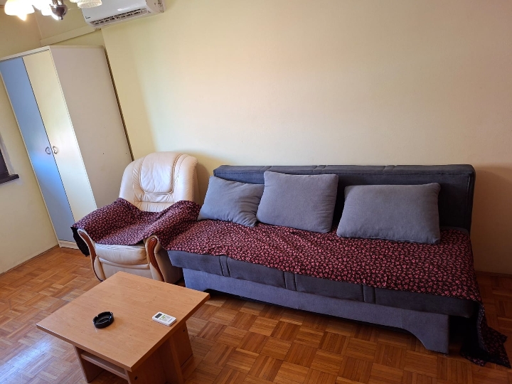 Iznajmljujem 2S stan (44 m2)  (Savica), namješten, klima, lift