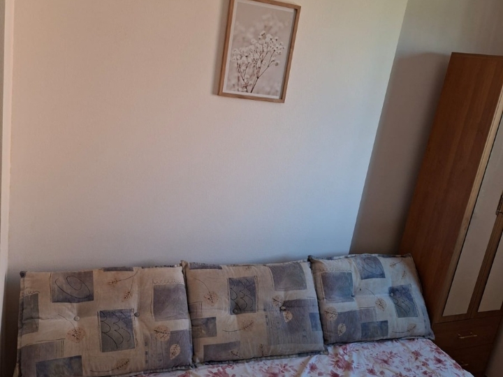 Iznajmljujem 2S stan (44 m2)  (Savica), namješten, klima, lift