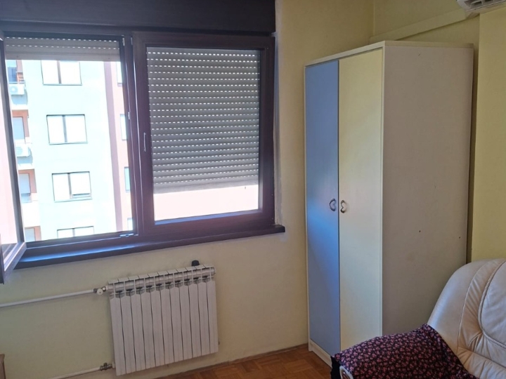 Iznajmljujem 2S stan (44 m2)  (Savica), namješten, klima, lift