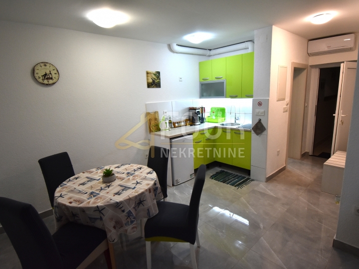 Otok Krk, Malinska, 1S+DB, okućnica 81m2 + parkirno mjesto