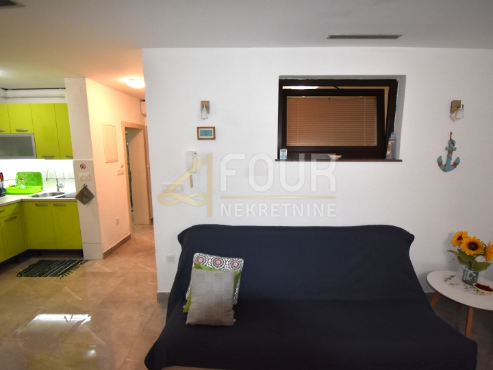 Otok Krk, Malinska, 1S+DB, okućnica 81m2 + parkirno mjesto