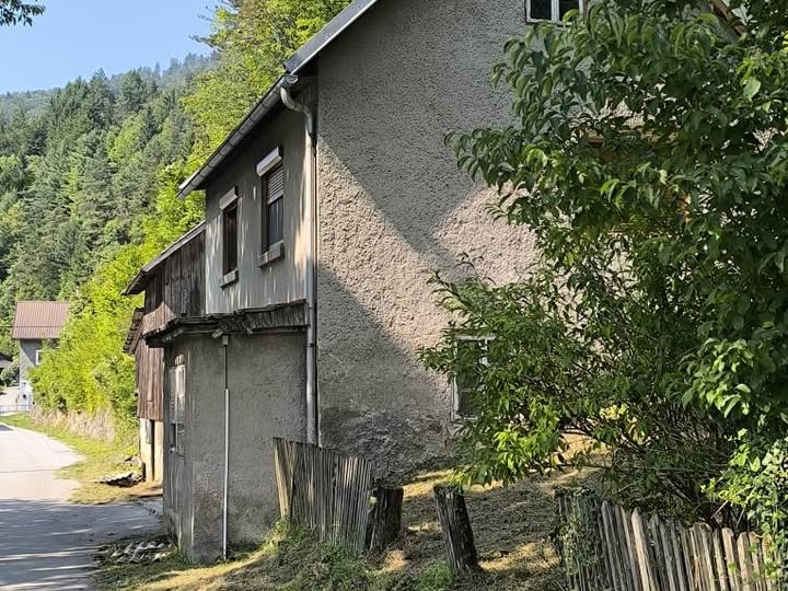 Kuća pokraj rijeke Dobre u Vrbovskom
