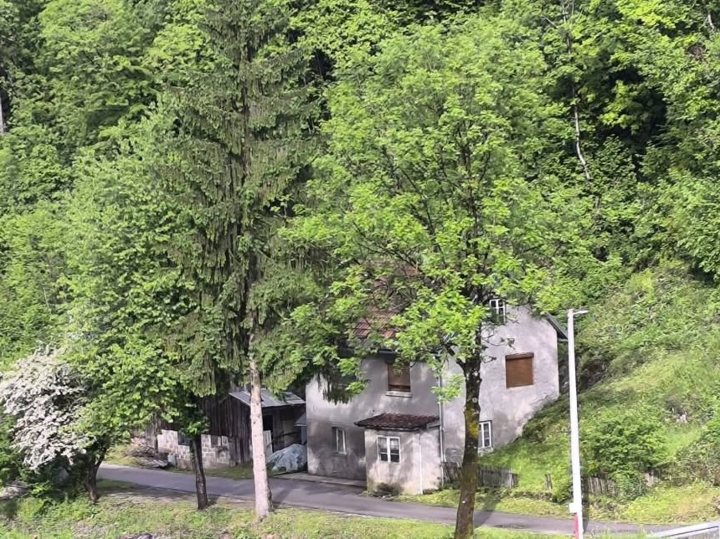 Kuća pokraj rijeke Dobre u Vrbovskom