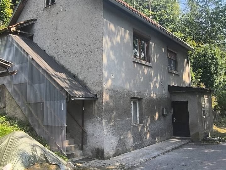 Kuća pokraj rijeke Dobre u Vrbovskom