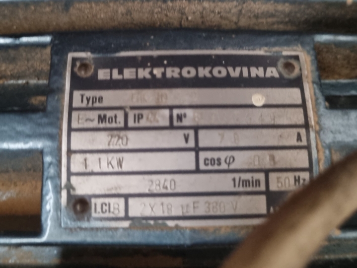 Stroj za brušenje parketa
