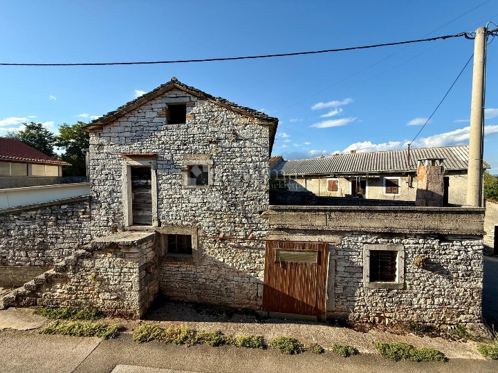 Kamena kuća za renovaciju u Pilatima