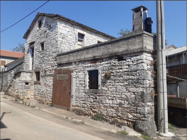 Kamena kuća za renovaciju u Pilatima