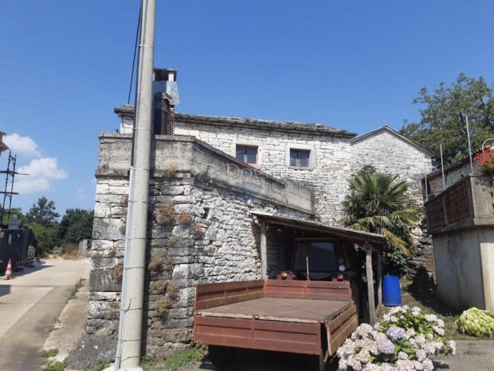 Kamena kuća za renovaciju u Pilatima