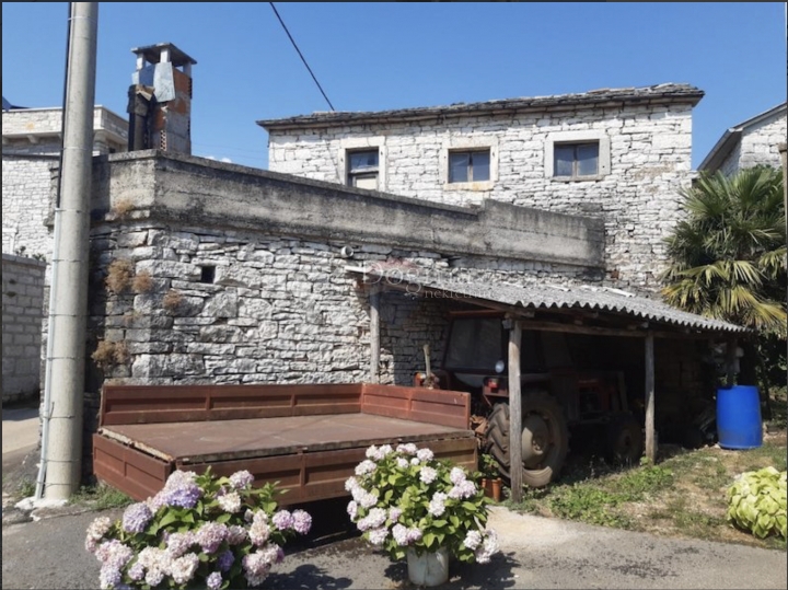 Kamena kuća za renovaciju u Pilatima