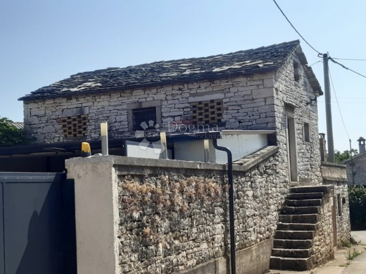 Kamena kuća za renovaciju u Pilatima