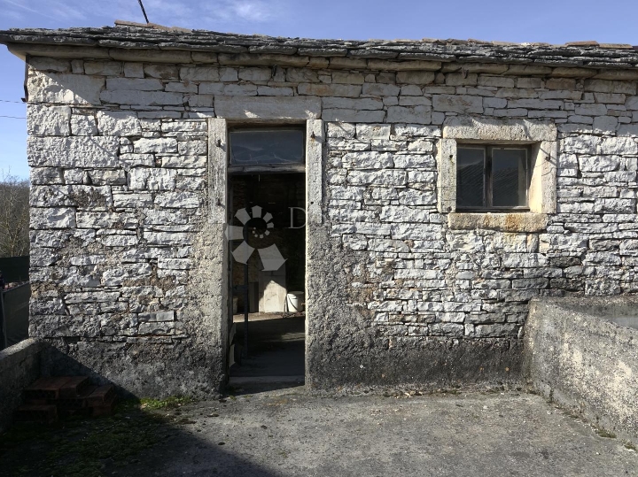 Kamena kuća za renovaciju u Pilatima