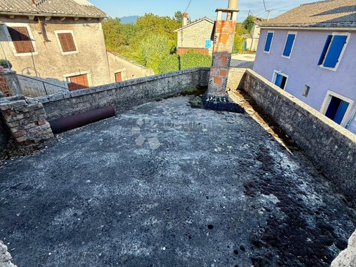 Kamena kuća za renovaciju u Pilatima
