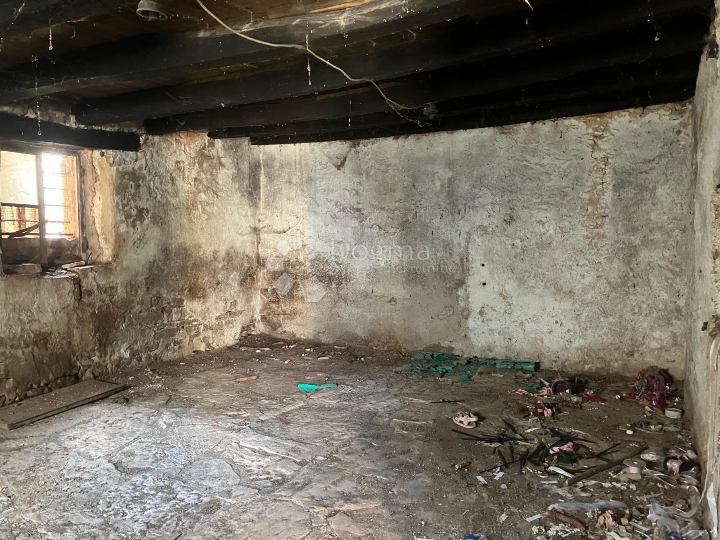 Kamena kuća za renovaciju u Pilatima