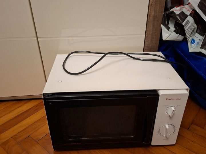 Mikrovalna pećnica nova