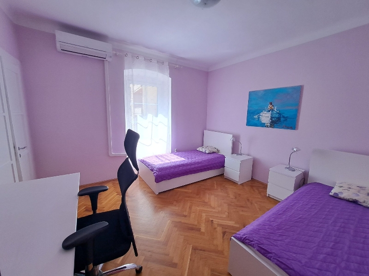 Centar  2S+DB iznajmljujem za 2-3 studentice bez agencija