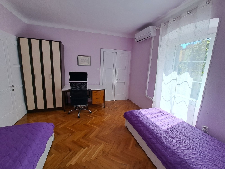 Centar  2S+DB iznajmljujem za 2-3 studentice bez agencija