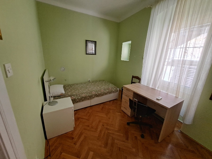 Centar  2S+DB iznajmljujem za 2-3 studentice bez agencija