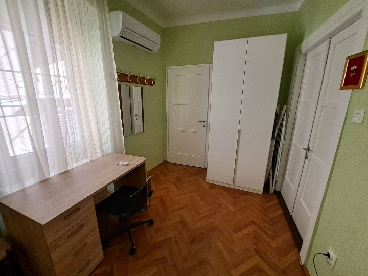 Centar  2S+DB iznajmljujem za 2-3 studentice bez agencija