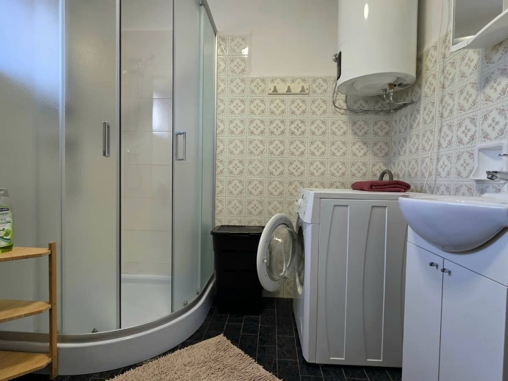 Kuća od cca 110m2 na 2 kata za smještaj do 6 radnika u okolici grada