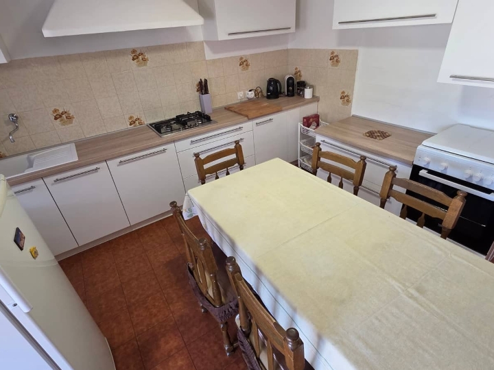 Kuća od cca 110m2 na 2 kata za smještaj do 6 radnika u okolici grada