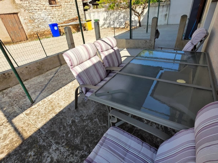 Kuća od cca 110m2 na 2 kata za smještaj do 6 radnika u okolici grada