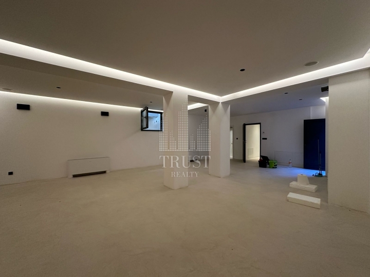 Krk - elitni apartman u prizemlju s privatnom konobom u gradu Krku