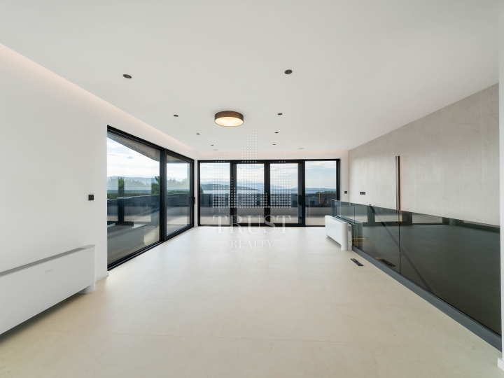 Luksuzni penthouse s panoramskom terasom u gradu Krku