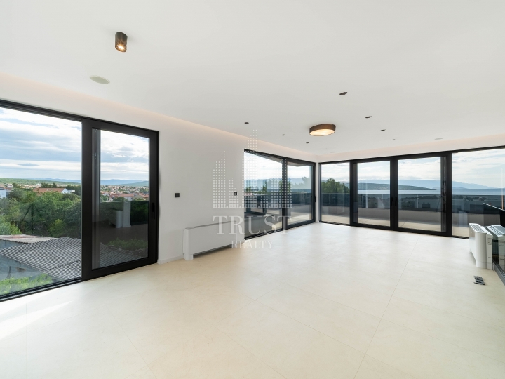 Luksuzni penthouse s panoramskom terasom u gradu Krku