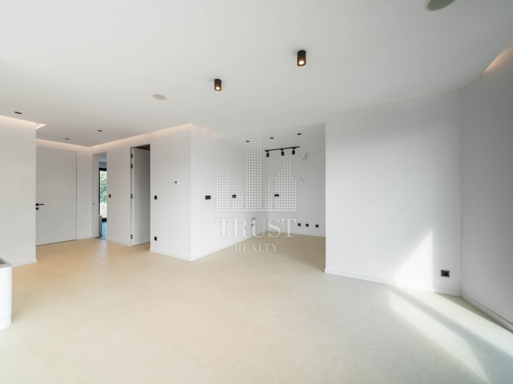 Luksuzni penthouse s panoramskom terasom u gradu Krku
