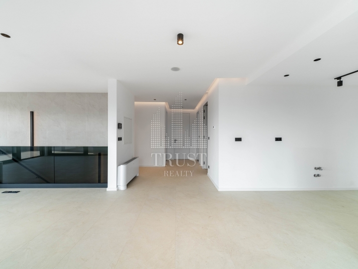 Luksuzni penthouse s panoramskom terasom u gradu Krku
