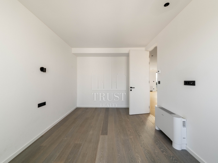 Luksuzni penthouse s panoramskom terasom u gradu Krku