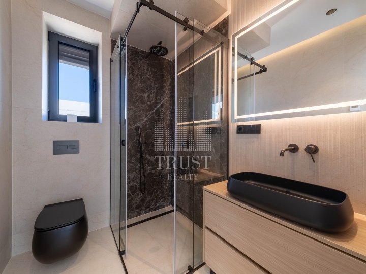 Luksuzni penthouse s panoramskom terasom u gradu Krku
