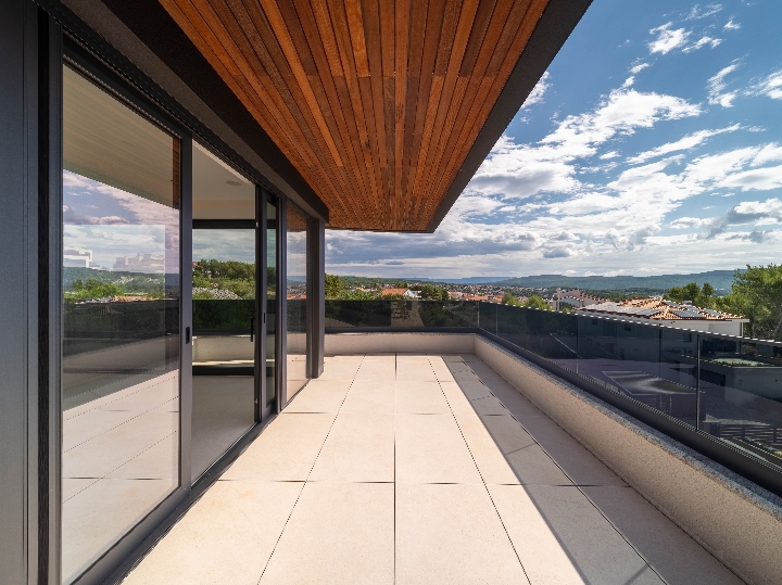 Luksuzni penthouse s panoramskom terasom u gradu Krku
