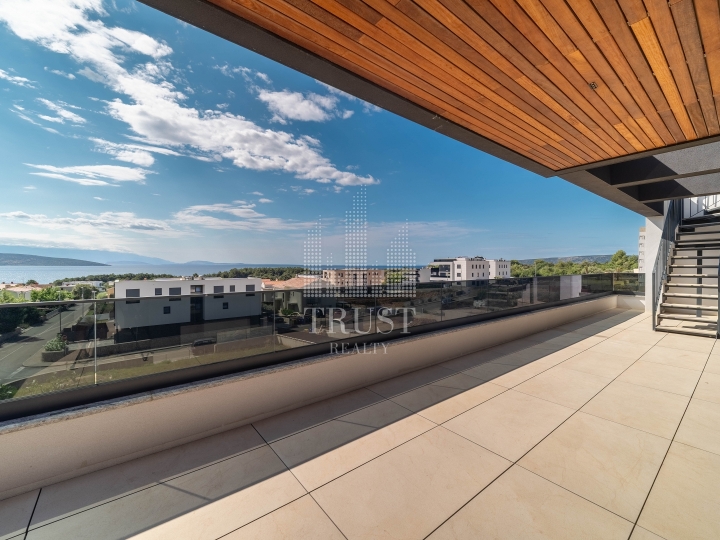 Luksuzni penthouse s panoramskom terasom u gradu Krku